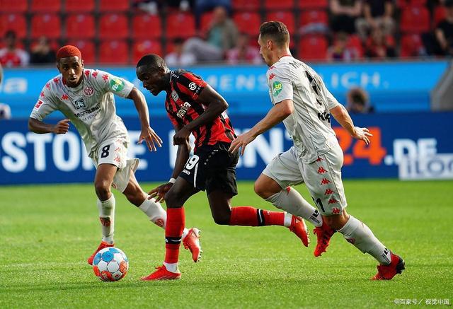 关于腾哈格可能在国际比赛日下课勒沃库森新赛季开局战绩糟糕的信息