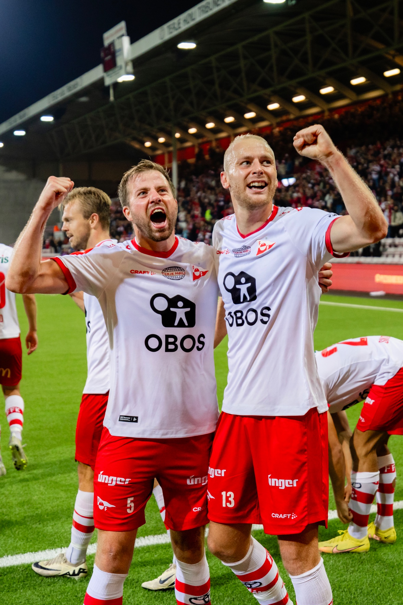 包含英北超：普雷斯科特VS根兹伯勒的词条  第1张