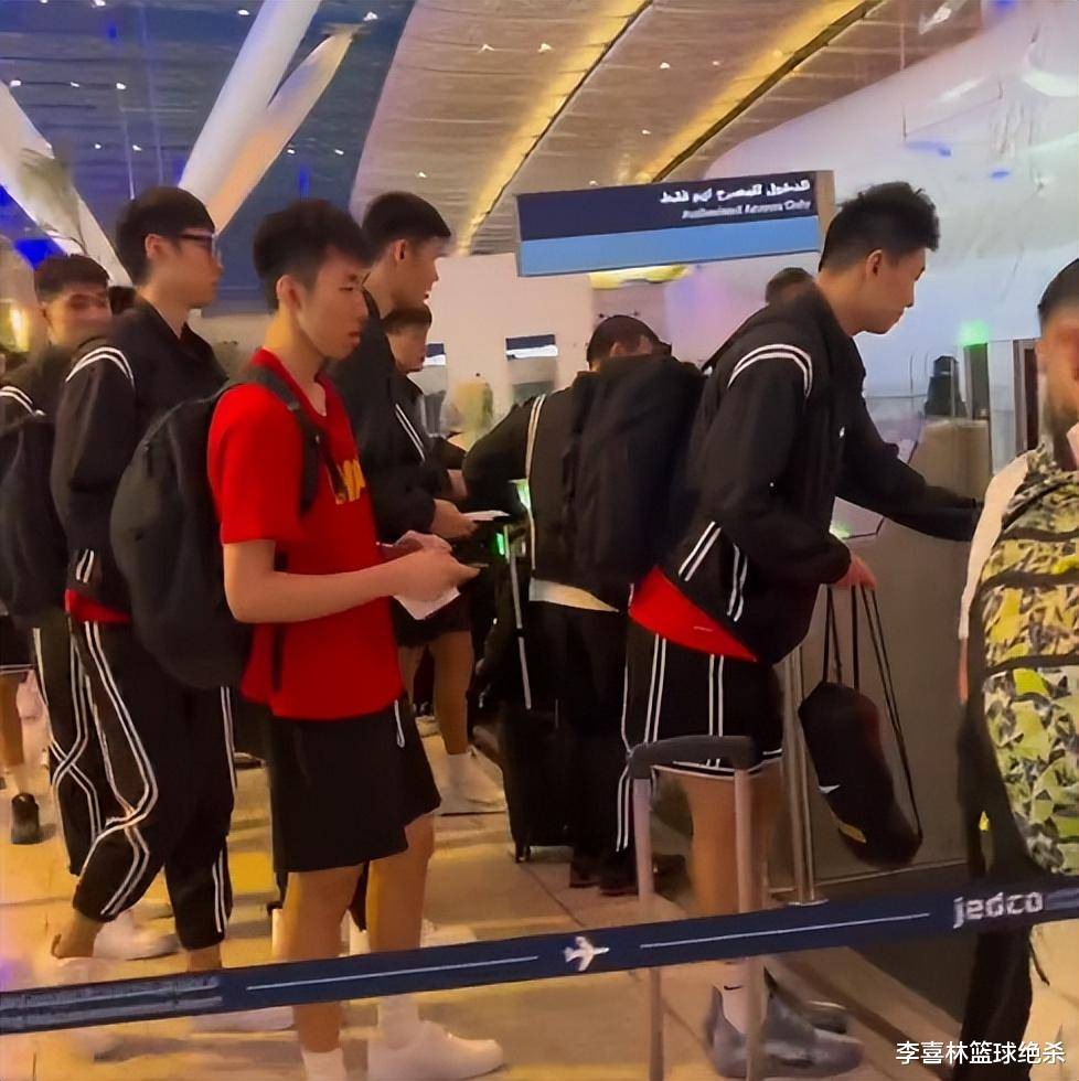 包含中国男篮启程前往西班牙赵睿领衔王浩然离队的词条