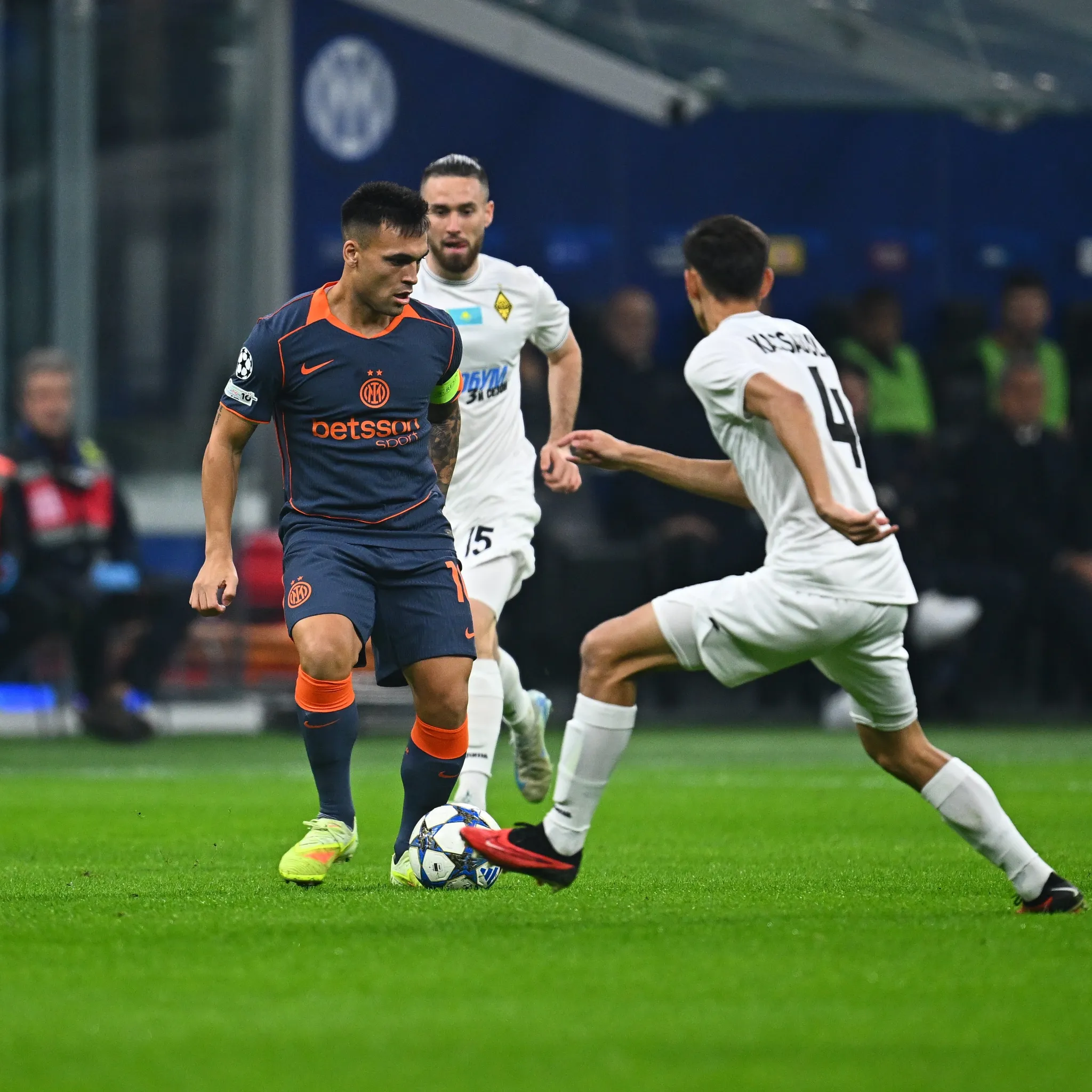 劳塔罗为阿根廷队打进33球升至队史第五的简单介绍  第2张