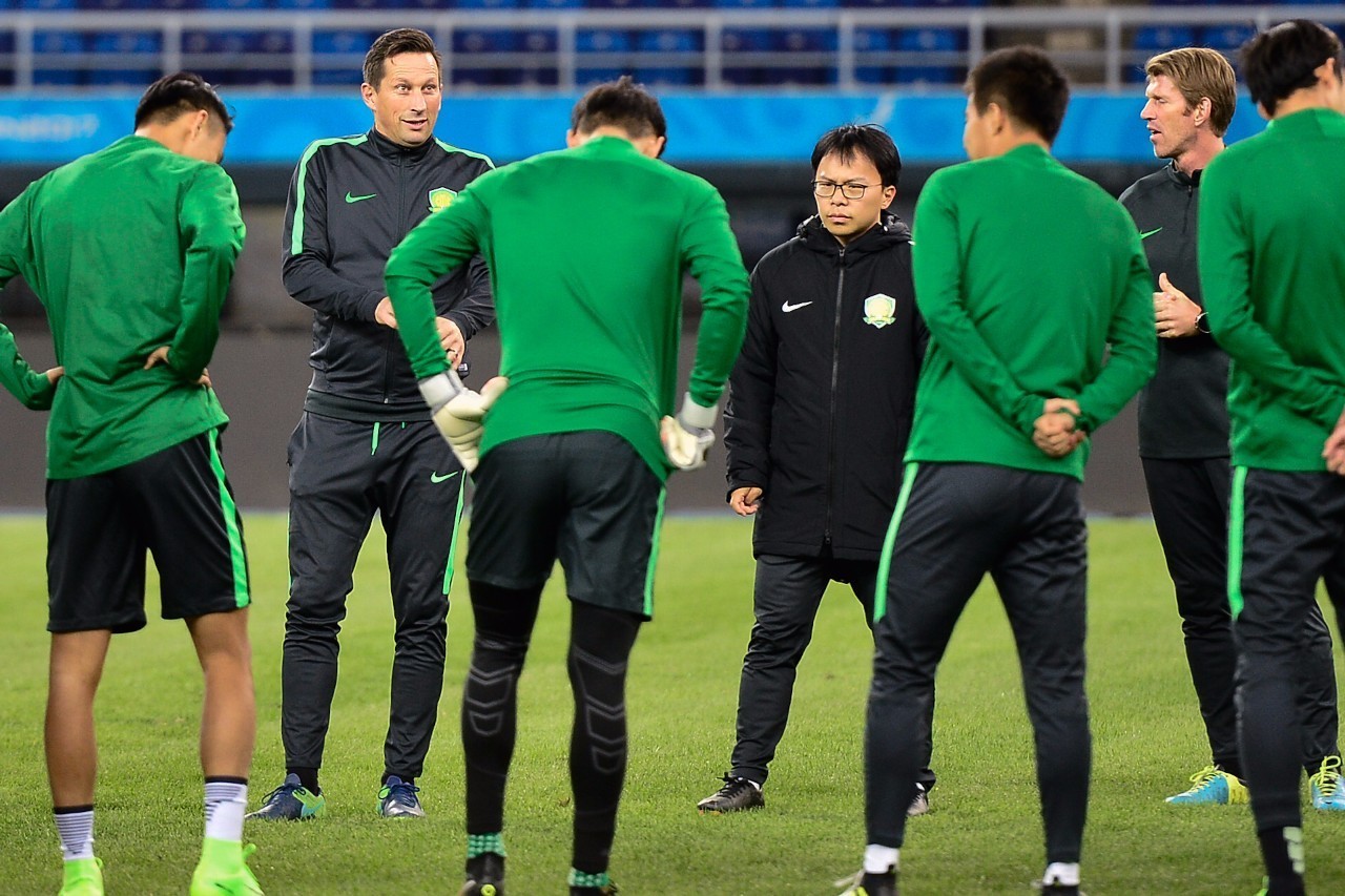 关于张稀哲在国安商店当收银员为顾客结账的信息 第1张 关于张稀哲在国安商店当收银员为顾客结账的信息 第1张