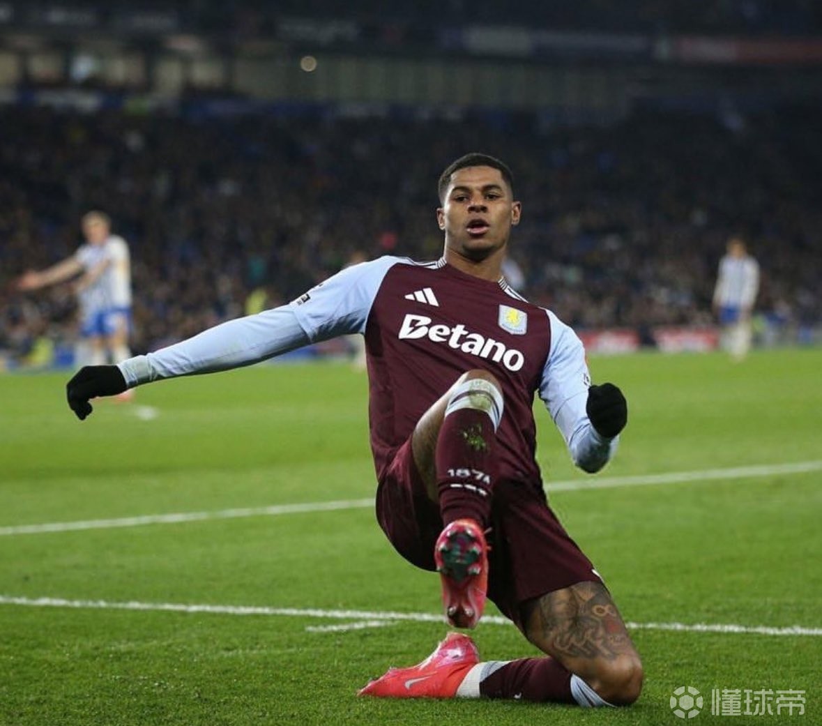 拉什福德携神秘金发女子度假去年与前女友分手的简单介绍  第2张