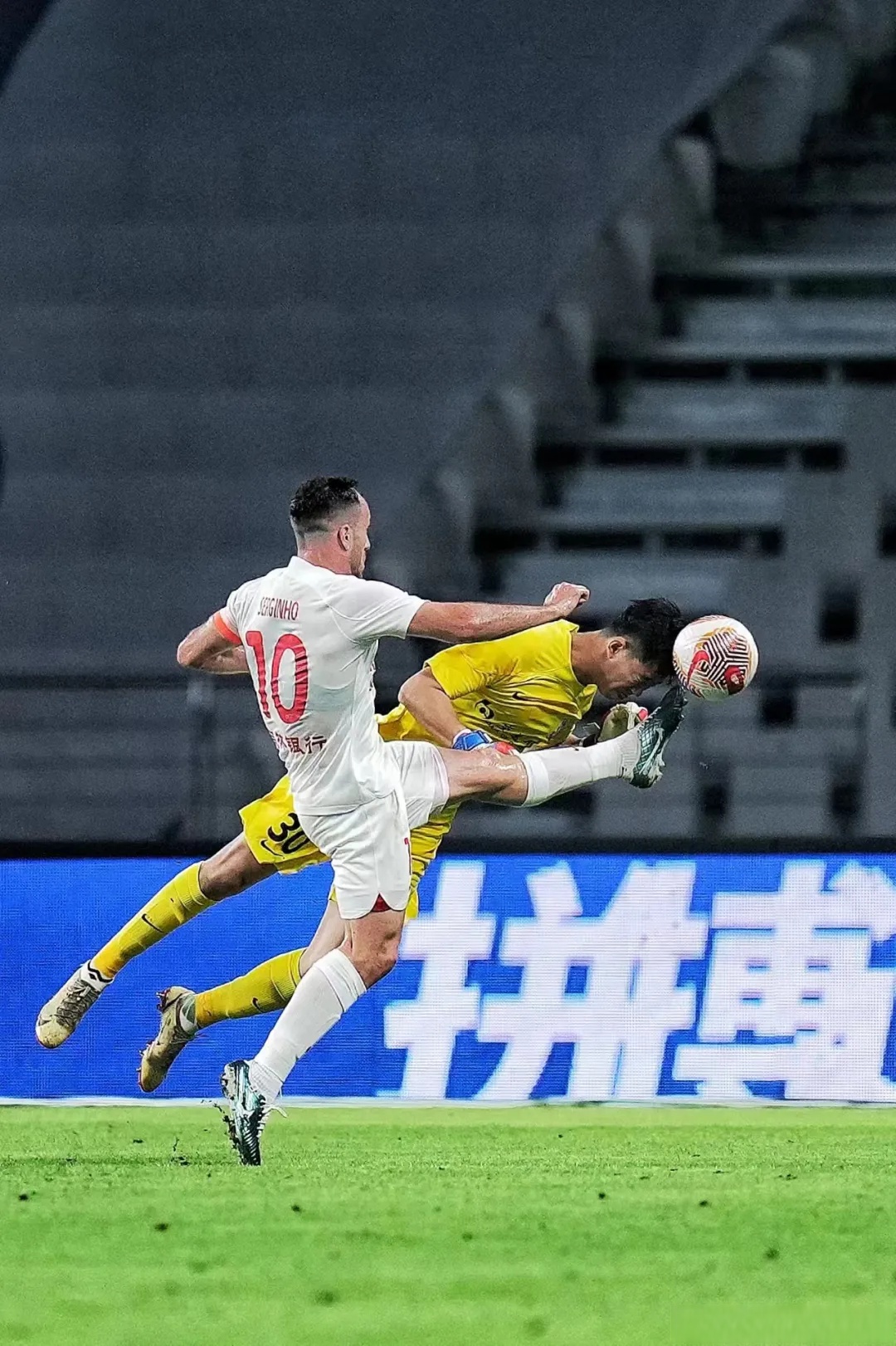 中超上海申花1-2上海海港加布里埃尔破门莱昂纳多建功的简单介绍 第1张 中超上海申花1-2上海海港加布里埃尔破门莱昂纳多建功的简单介绍 第1张