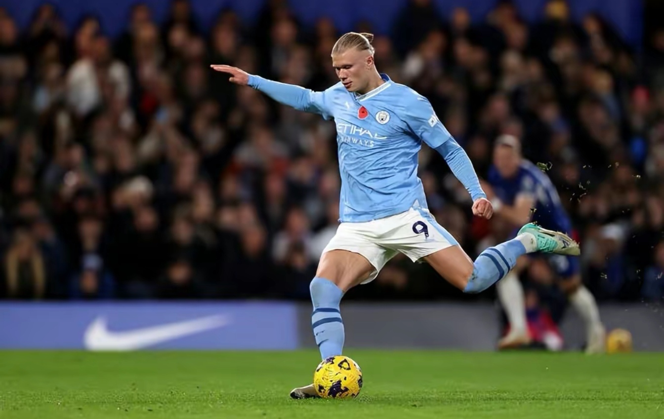 哈兰德连续4个赛季打进曼城首球完成梅开二度